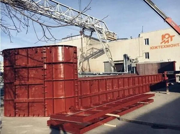 Готовые стальные резервуары у цеха